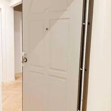 Stylish Flat Porta Romana E Bocconi 아파트 밀라노